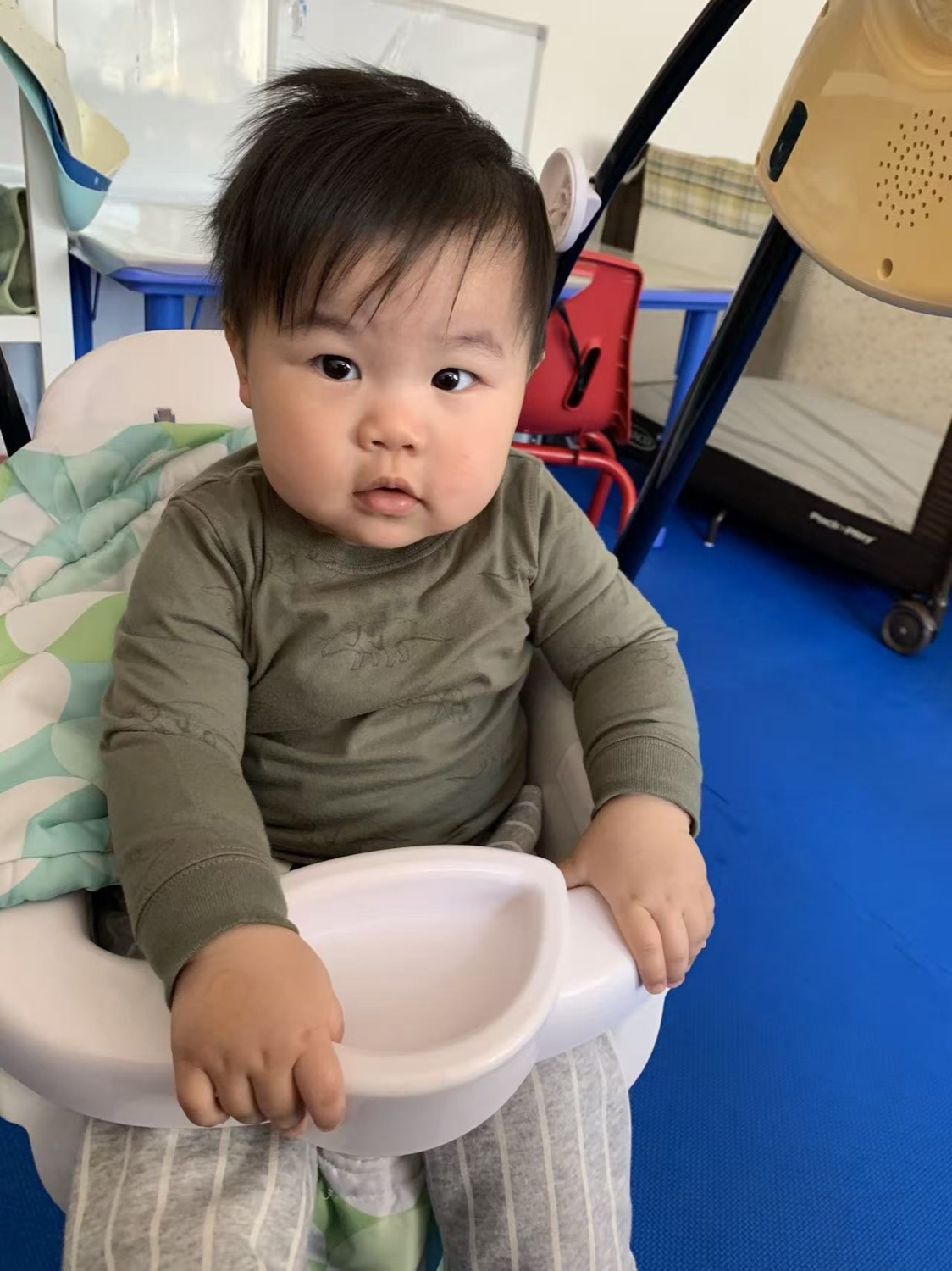 新乐幼儿园婴幼儿托育班，宝宝在安全餐椅中接受细心照护