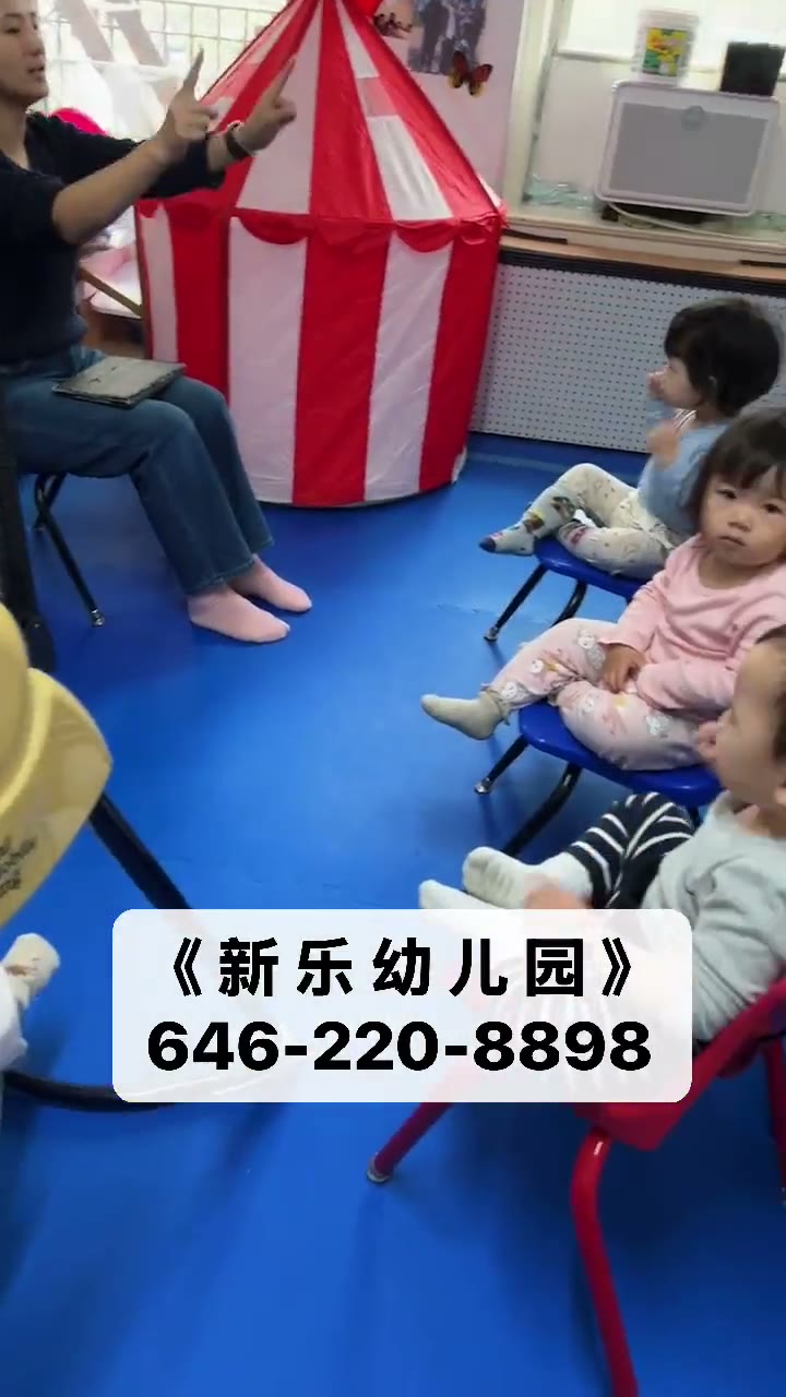 孩子们在小床上安静休息的午休时光